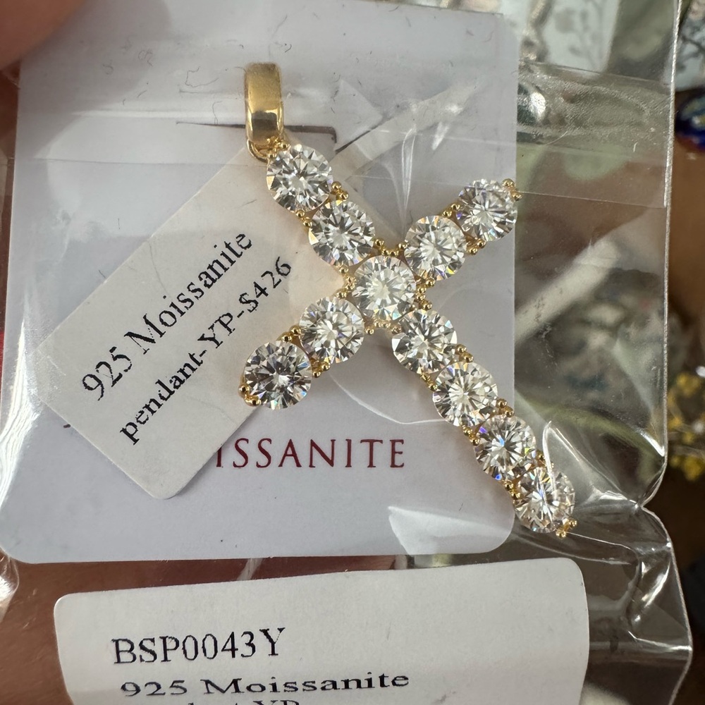 Gold Cross pandant with Sparkling Moissanite